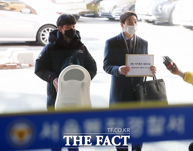다이소에서 판매한 코스마 아기욕조 배수구마개에서 유해물질이 다량 검출되어 피해자들이 지난 2월 9일 오전 서울 동작경찰서에 고소장을 접수하고 있다. /뉴시스