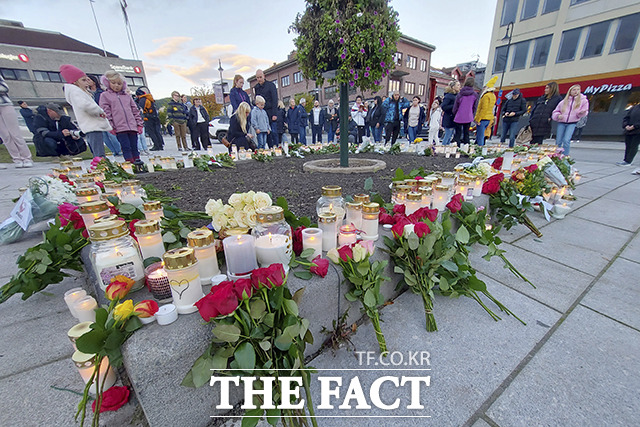 꽃과 촛불을 놓고 희생자들을 추모하는 주민들. / 콩스베르그=AP.뉴시스