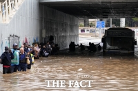  '고립된 버스에서 힘겨운 탈출'…폭풍우로 홍수 발생한 그리스