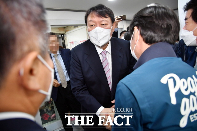 윤석열 국민의힘 대선 후보가 19일 호남분들도 전두환 정치 잘했다고 한다라고 발언해 논란이 일고 있다. 이날 오전 부산 해운대구 해운대을 당원협의회를 방문, 당원들과 인사하고 있는 윤 후보. /뉴시스