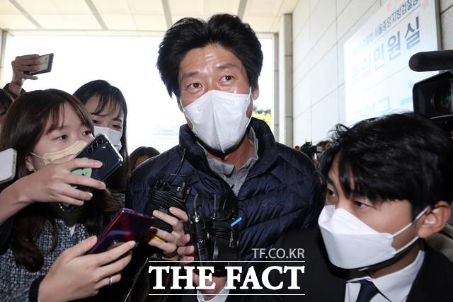 경기 성남시 대장동 개발사업 로비·특혜 의혹의 핵심 인물인 남욱 변호사가 20일 오후 서울 서초구 서울중앙지방검찰청에서 조사를 받기 위해 출석하고 있다. 2021.10.20. xconfind@newsis.com/뉴시스