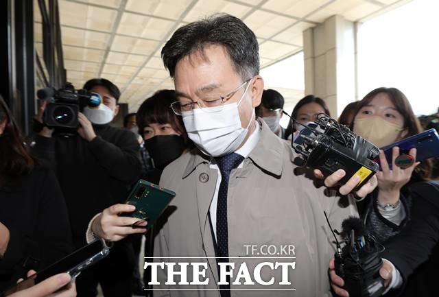 경기 성남시 대장동 개발사업 특혜 의혹의 핵심 인물이자 화천대유의 대주주 김만배 씨가 20일 오후 서울 서초구 서울중앙지방검찰청에서 조사를 받기 위해 출석하고 있다. 2021.10.20. /뉴시스