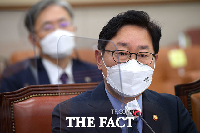 박범계 법무부 장관은 윤석열 대통령 당선인의 수사지휘권 폐지 공약을 두고 23일 반대 입장을 재차 밝혔다. /뉴시스