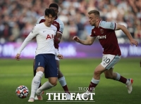  손흥민 경기 중계 노출 英 스포츠베팅업체, 국내서 이용하면 '불법'