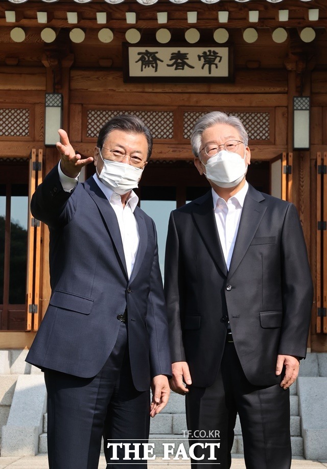 문재인 대통령이 26일 청와대 상춘재에서 더불어민주당 이재명 대통령 후보와 차담에 앞서 기념촬영을 하고 있다. /뉴시스