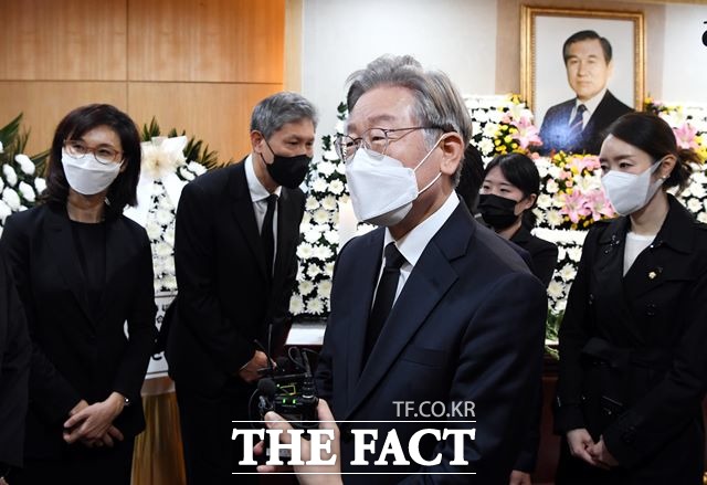 이재명 더불어민주당 대선 후보가 27일 서울 종로구 서울대학교병원 장례식장에 마련된 노태우 전 대통령 빈소를 조문하고 있다. /뉴시스