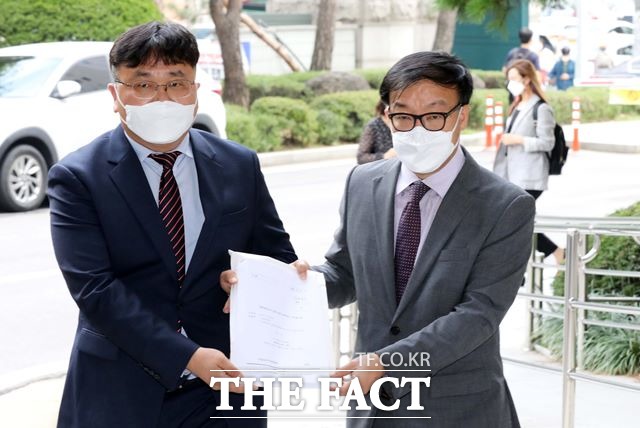 지난 14일 오전 서울 양천구 서울남부지방법원 앞에서 열린 제20대 더불어민주당대통령 후보 결정 효력정지 가처분 신청 기자회견을 마친 정환희(오른쪽) 변호사가 가처분신청서를 들고 법원으로 들어가고 있다. /뉴시스