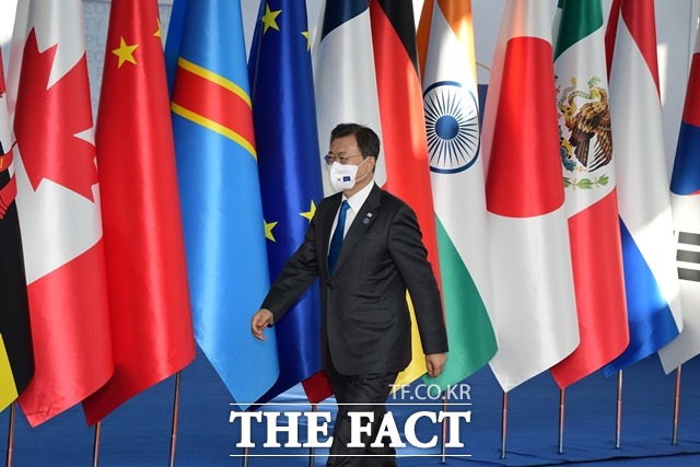 문재인 대통령이 30일(현지시간) 이탈리아 로마 누볼라 컨벤션에서 열린 G20 공식 환영식에 참석하고 있다. /뉴시스