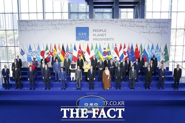 문재인 대통령은 31일(현지시간) 이탈리아 로마에서 열린 G20 정상회의 두 번째 세션에 참석해 한국은 (국제사회의) 탄소중립에 발을 맞추겠다고 밝혔다. 전날 이탈리아 로마 누볼라 컨벤션에서 열린 G20 공식 환영식에서 문 대통령이 각국 정상들과 기념촬영을 하는 모습. /뉴시스
