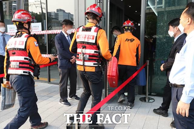 지난달 26일 오후 서울 금천구 가산동 가산메트로지식산업센터에서 경찰, 소방, 국립과학수사연구원이 화재진압용 소화약제 가스 누출 사고 현장 감식중인 가운데 구로소방서 구조대원들이 공구 등을 들고 건물 내부로 들어가고 있다. 2021.10.26. /뉴시스