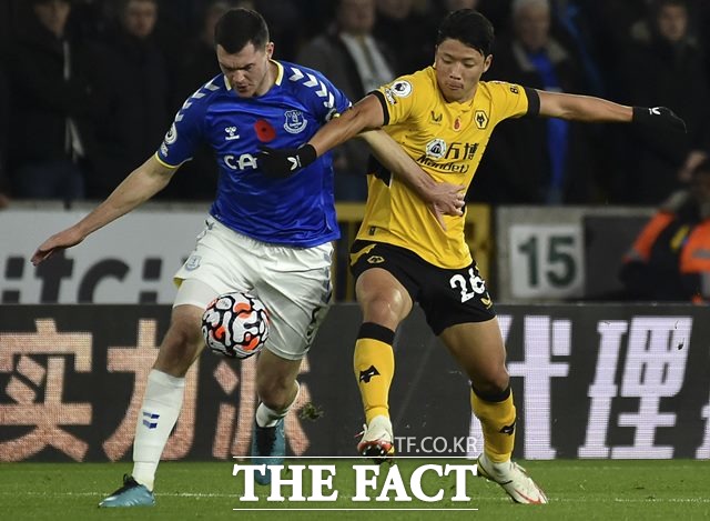 황희찬은 공격 뿐만 아니라 수비에도 적극 가담하는 자세로 울브스 팬들의 사랑을 받고 있다./울버햄튼=AP..뉴시스
