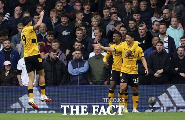 토트넘의 손흥민-해리 케인 듀오에 버금가는 콤비 플레이를 보이고 있는 울버햄튼의 라울 히메네스(맨 왼쪽)와 황희찬./AP.뉴시스