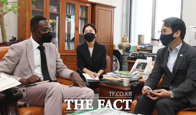 딘 가필드 넷플릭스 부사장이 3일 국회를 찾아 오징어 게임과 관련해 제작사에 대한 추가 보상안을 논의 중이라고 밝혔다. /뉴시스