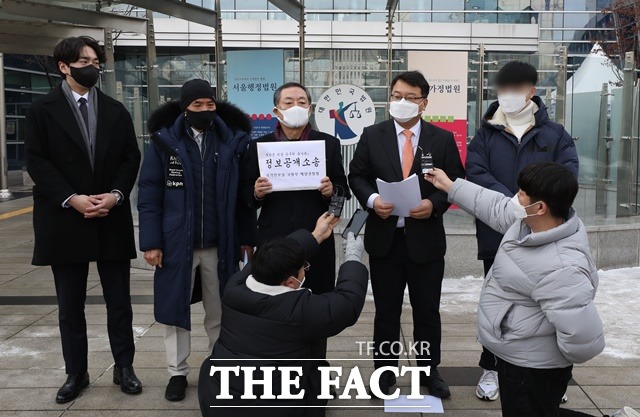 북한군에 피살된 해양수산부 공무원의 유가족의 소송 대리인 김기윤(왼쪽 두번째) 변호사가 올해 1월 13일 오후 서울 서초구 서울행정법원 앞에서 취재진들에게 국가안보실·국방부·해양경찰청을 상대로 낸 정보공개청구 행정소송의 취지를 설명하고 있다./뉴시스
