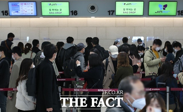 진에어 여객 서비스 시스템이 12일 오후 4시 40분 복구됐다. 사진은 이날 오전 서울 강서구 김포국제공항 국내선 청사에서 여행객들이 진에어 탑승 수속을 기다리는 모습. /뉴시스