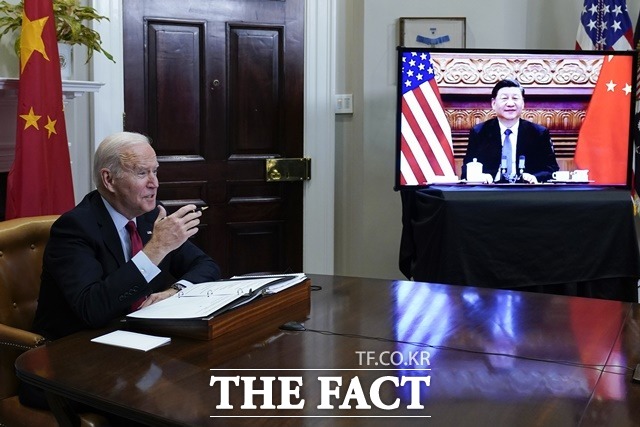 조 바이든 미국 대통령이 15일(현지시간) 백악관 루스벨트룸에서 시진핑 중국 국가주석과 화상 정상회담을 하고 있다. 바이든 대통령은 시 주석과의 첫 정상회담에서 이른바 21세기 통행 규칙을 강조했고, 시 주석은 상호존중·평화공조·상생협력을 역설했다. /AP·뉴시스