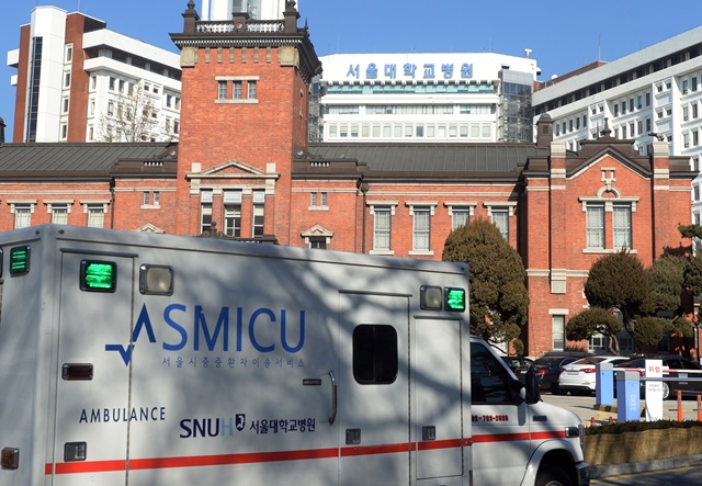 마취 상태인 여성 환자를 성추행한 혐의로 재판에 넘겨진 수련의(인턴)가 16일 서울대병원에서 근무 중인 사실이 확인됐다. /뉴시스