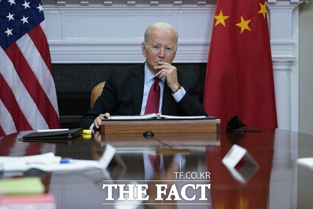바이든 미국 대통령이 15일(현지시간) 백악관 루스벨트룸에서 시진핑 중국 국가주석과 화상 정상회담을 하면서 시 주석의 발언을 듣고 있다. /AP·뉴시스
