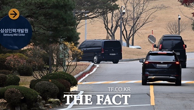 삼성그룹 창업주 이병철 선대회장의 34주기 추도식이 열린 19일 오전 경기도 용인 호암미술관 인근 선영에 삼성 오너 일가 등이 탑승한 차량이 진입하고 있다. /뉴시스