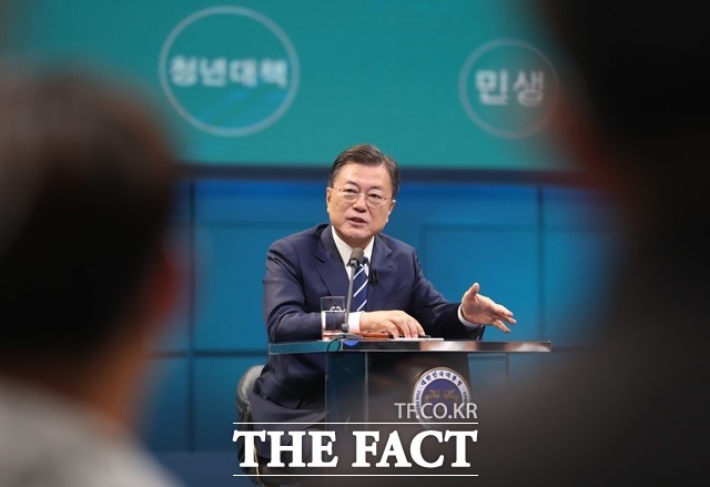 문재인 대통령이 21일 오후 서울 여의도 KBS에서 열린 2021 국민과의 대화에 참석해 국민패널 질문에 답하고 있다. /뉴시스