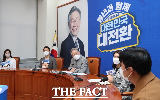 이재명 더불어민주당 대선 후보가 22일 이재명의 민주당을 시작하겠다고 밝혔다. 서울 여의도 국회에서 열린 전 국민 대전환 선거대책위원회의에서 청년 참석자들 발언을 듣고 있는 이 후보. /국회사진취재단
