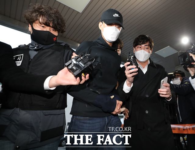 경찰의 신변보호를 받고 있던 여성을 흉기로 찔러 살해한 피의자가 대구에서 긴급 체포돼 20일 오후 서울 중구 중부경찰서로 들어서고 있다. /뉴시스