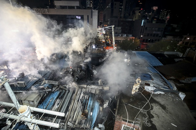 23일 오후 서울 중구 을지로3가 양미옥에서 화재가 발생해 소방대원들이 진화작업을 하고 있다. /뉴시스