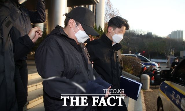 이별을 통보한 연인을 흉기로 찔러 살해한 뒤 아파트 19층에서 밖으로 내던진 혐의로 구속된 30대 남성 A씨가 25일 오전 서울 서초경찰서에서 검찰에 송치되고 있다. /뉴시스