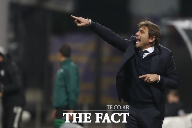 세제뇽의 전반 퇴장으로 계획에 차질을 빚은 토트넘의 콘테 감독./마리보르(슬로베니아)=Ap.뉴시스