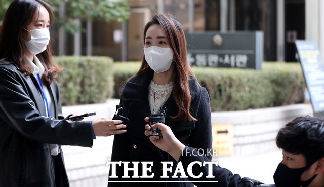 코로나 확진으로 교사 임용시험을 치르지 못한 수험생 측 현지원 변호사가 9일 오전 서울 서초구 서울중앙지방법원에서 코로나 확진자 임용고시 박탈과 관련한 대한민국 상대 손해배상 소송 승소후 취재진의 질문에 답변하고 있다. /뉴시스