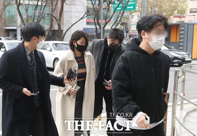 전자금융거래법 위반 및 사기, 특정경제범죄 가중처벌 등에 관한 법률 위반 횡령·배임 혐의를 받고 있는 권남희 머지플러스 대표와 동생 권보군 최고운영책임자가 지난 9일 구속 전 피의자 심문을 받기 위해 서울남부지방법원으로 출석하고 있다. /뉴시스