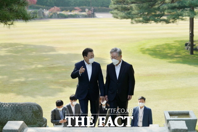 이재명 더불어민주당 대선 후보가 청와대와 정부가 추진하는 청소년 방역 패스 적용에 대해 비판했다. 10월 26일 차담을 위해 청와대 상춘재로 들어서고 있는 문재인 대통령(왼쪽)과 이 후보. /뉴시스