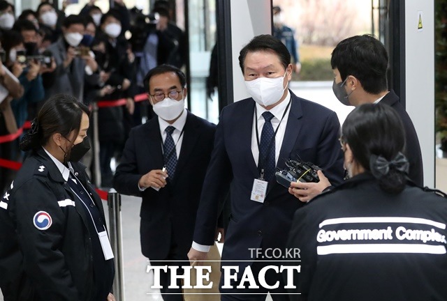 최태원 SK그룹 회장은 취재진의 질문에 아무런 답을 하지 않았다. /뉴시스