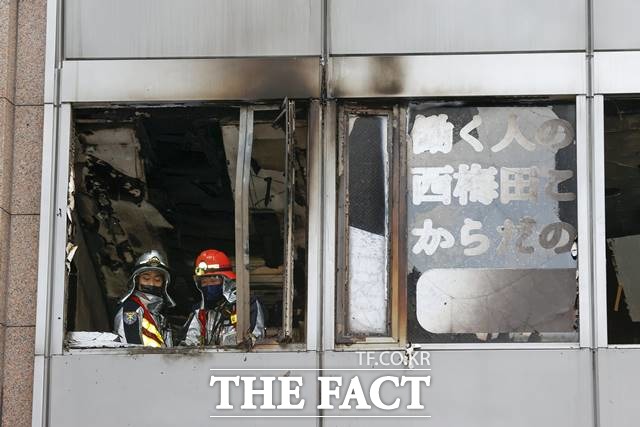 17일 오전 10시23분쯤 오사카 번화가인 북구 소네사키신치 8층 건물 4층에 있는 정신건강클리닉에서 불이 났다. [오사카=AP/뉴시스]