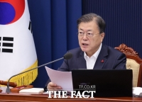  문 대통령 '소아·청소년 접종 분위기 확산 매우 바람직'