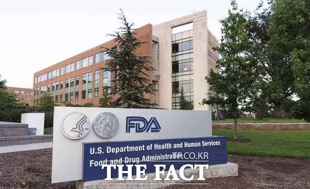 월스트리트저널(WSJ) 등 외신에 따르면 미국 식품의약국은 23일(현지 시간) 머크가 개발한 알약 형태의 코로나19 치료제 몰누피라비르의 사용을 승인했다. /뉴시스