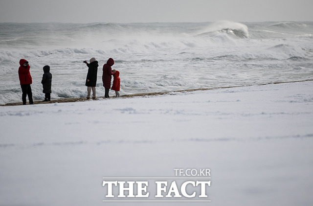 눈 쌓인 경포해변에서 관광객들이 즐거운 시간을 보내고 있다.
