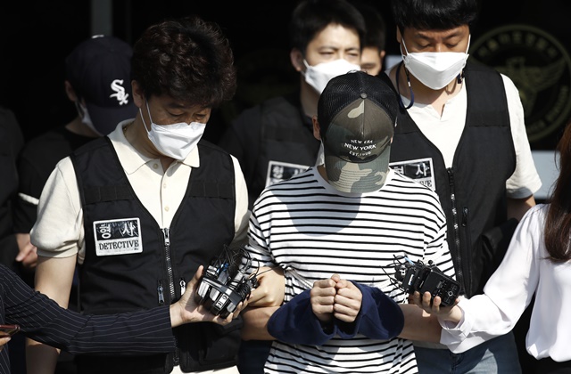 특정범죄가중처벌에 관한 법률 위반 혐의를 받고 있는 마포 오피스텔 감금 살인사건의 피의자 20대 남성이 지난 6월22일 오전 서울 마포경찰서에서 검찰로 송치되고 있다. /뉴시스