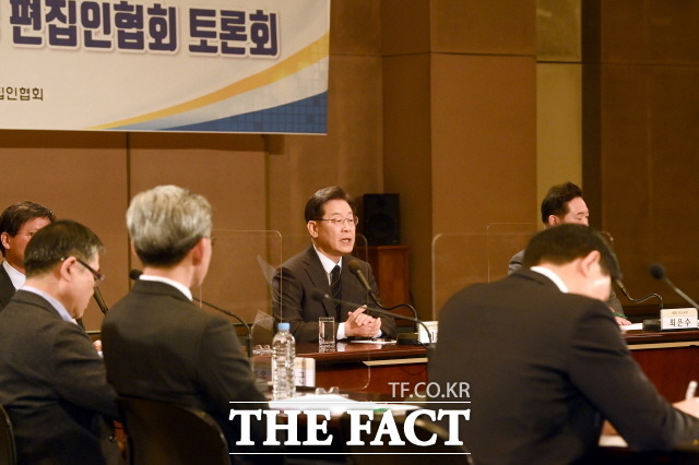 이재명 더불어민주당 대선 후보가 30일 고위공직자범죄수사처의 무차별 통신자료 조회에 대해 법령에 의한 행위를 사찰이라고 할 수는 없을 것 같다고 밝혔다. 이날 오전 서울 중구 프레스센터에서 열린 한국신문방송편집인협회 토론회에서 기조발언 하는 이 후보. /국회사진취재단