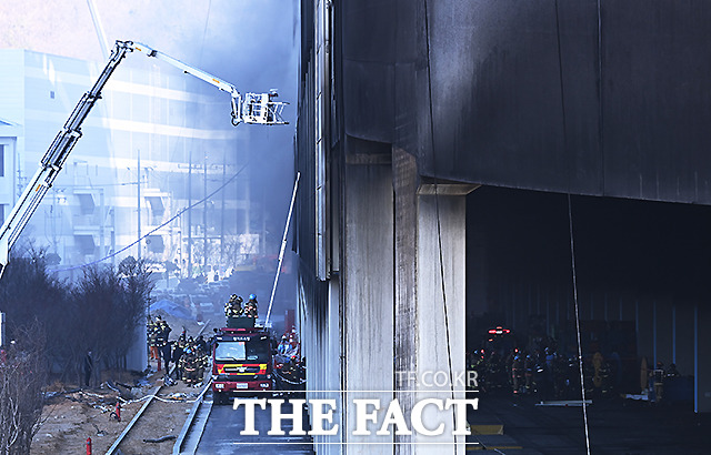 6일 오전 경기도 평택시 청북읍 한 냉동창고 화재현장에서 소방대원들이 진화작업을 벌이고 있다. /뉴시스