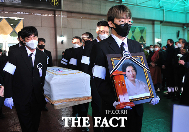 11일 오전 광주 동구 조선대학교병원 장례식장에서 이한열 열사의 모친 고 배은심 여사의 발인이 진행되고 있다. / 뉴시스