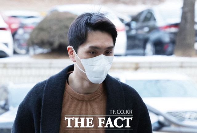 술자리에서 같은 팀 후배 선수를 폭행한 혐의로 기소된 전 프로농구 울산 현대모비스 소속 기승호 선수에게 법원이 징역 1년 6개월의 실형을 선고했다. /뉴시스