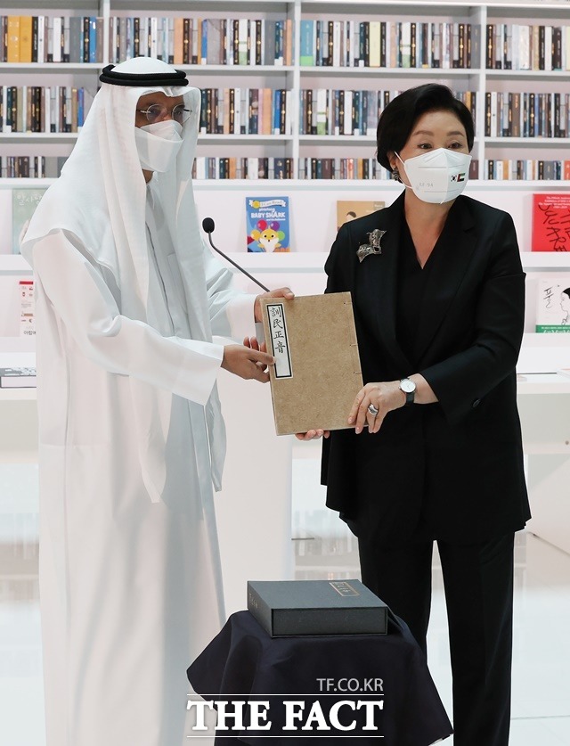 김정숙 여사가 16일(현지시간) UAE 두바이 MBR도서관에서 열린 한·UAE 지식문화 교류식에서 모하메드 알무르 도서관장에게 훈민정음 해례본(영인본)을 기증하고 있다. /뉴시스