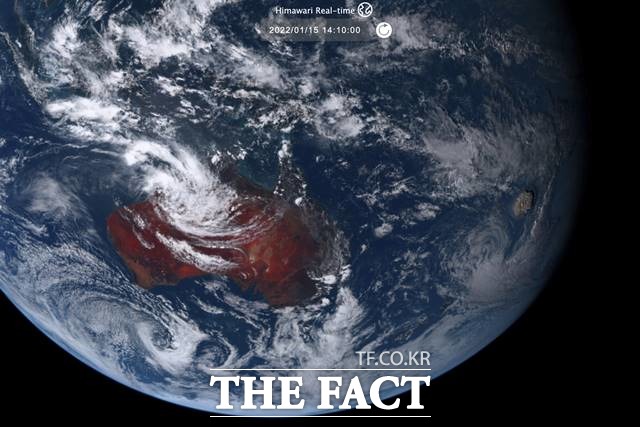 일본의 기상 위성 히마와리-8호가 촬영해 일본 기상청이 공개한 사진. 지난 15일 남태평양 국가 통가 인근의 해저 화산이 폭발하는 모습이 보인다. 2022.01.16./AP.뉴시스
