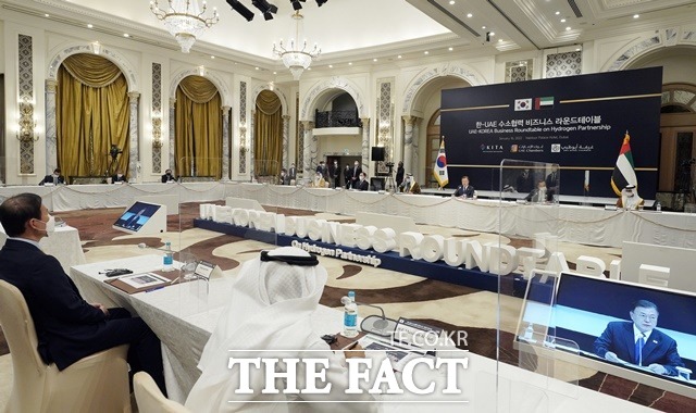 16일(현지시간) UAE 두바이의 한 호텔에서 문재인 대통령이 참석한 가운데 한·UAE 수소 협력 비즈니스 라운드 테이블 행사가 열리고 있다. /뉴시스