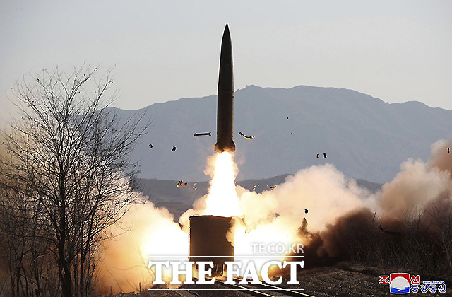 북한 국가항공총국 대변인은 조선중앙통신을 통해 미사일 발사는 미국 군사 위협에 대한 자위적 조치라고 8일 밝혔다. 사진은 북한군이 평안북도 철도에서 미사일을 시험 발사하고 있는 모습으로 기사의 특정 사실과는 무관하다. /평양=AP.뉴시스