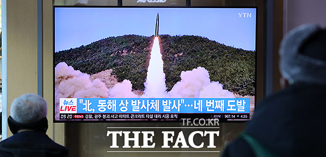 북한이 단거리 탄도미사일 발사한 후 사흘 만에 다시 발사체를 발사한 17일 오전 서울역 대합실에서 시민들이 관련 뉴스를 시청하고 있다. /뉴시스
