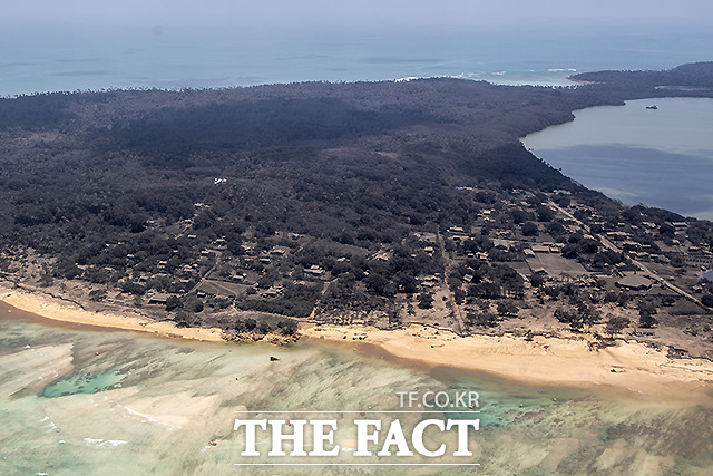 17일(현지시각) 뉴질랜드 공군이 제공한 이 사진에서 통가의 전역이 화산재로 덮혀 잿빛으로 보이고 있다. /AP.뉴시스