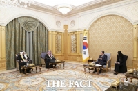  문 대통령, 아람코 회장 접견…'한국 기업과 협력 확대' 당부