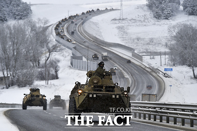 러시아 장갑차 행렬이 18일(현지시각) 우크라이나 영역 크림반도의 한 고속도로를 따라 이동하고 있다. 러시아는 우크라이나 인근에 탱크와 기타 중화기를 보유한 10만 명의 병력을 집결시켰으며 북대서양조약기구(NATO) 옌스 스톨텐베르그 사무총장은 유럽 내 전쟁 발발의 긴박함을 우려했다. /키예프=AP.뉴시스